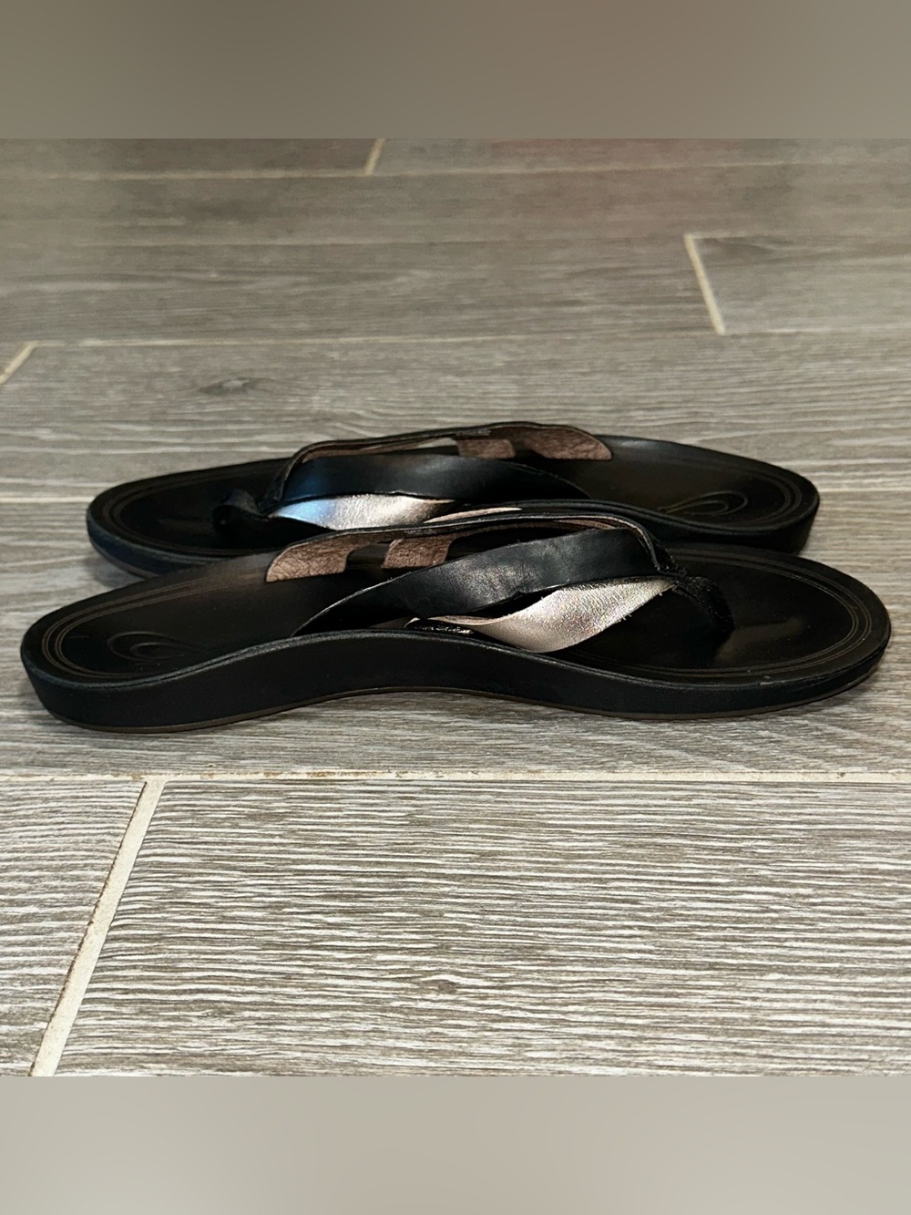 Olukai Kaekae Leather Black Silver Women's 8 Sandals Flip Flops Metallic Boho - Picture 3 of 10